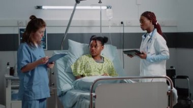 Genç bir hastaya danışan çok ırklı uzman ekibi