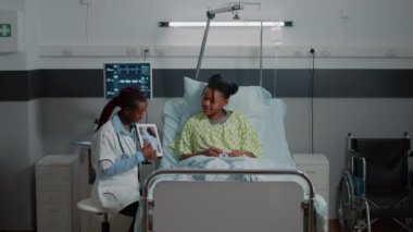 Tanı koymak için elinde kardiyoloji rakamıyla tablet tutan doktor