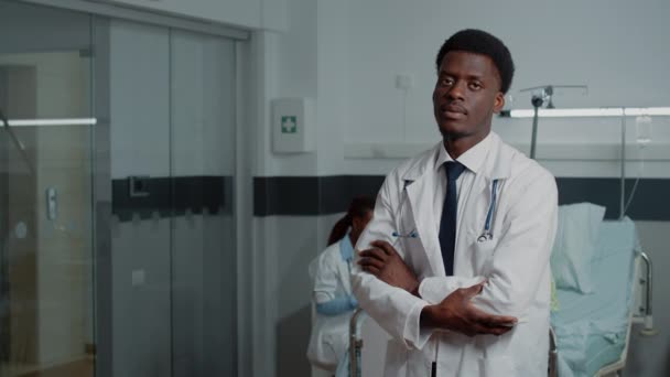 Portret lekarza stojącego z skrzyżowanymi ramionami na oddziale szpitalnym — Wideo stockowe