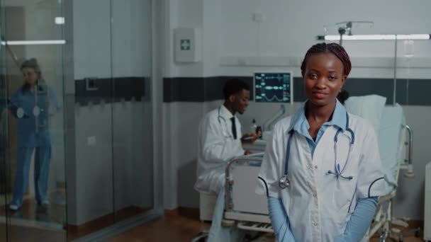 Портрет африканского американского медика в белом халате — стоковое видео