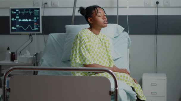 Zieke patiënt die op een arts wacht voor behandeling en ondersteuning — Stockvideo