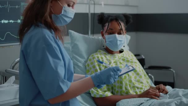 Infirmière effectuant un examen médical avec une femme malade — Video