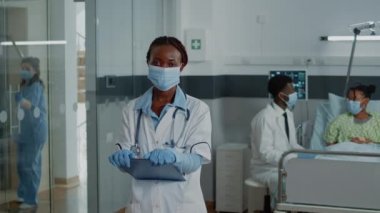 Beyaz önlüklü bir doktor olarak çalışan kadının portresi.