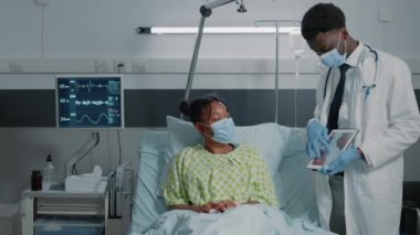 Doktor tablete kardiyoloji teşhisi koyuyor.