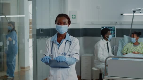 Портрет женщины, работающей врачом в белом халате — стоковое видео