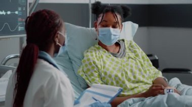 Doktor ve hasta hastalıklara karşı tedaviyi tartışıyor