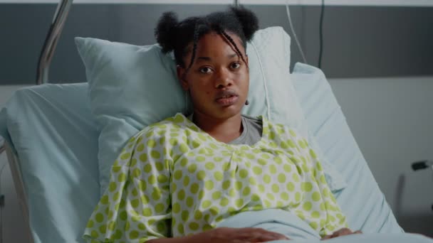 Retrato de mujer con bolsa de goteo IV en cama de sala de hospital — Vídeos de Stock