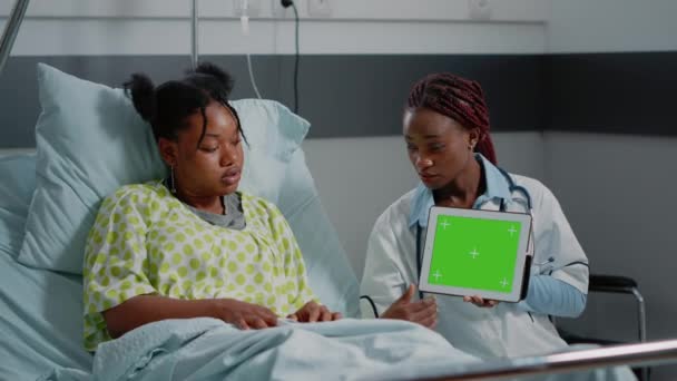Lekarz prowadzący tabletkę cyfrową z poziomym zielonym ekranem — Wideo stockowe