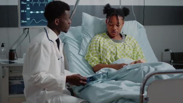 Médico afro-americano e paciente discutindo sobre medicina — Vídeo de Stock