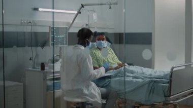 Hasta kadınlara danışmanlık yapan sağlık doktoru.