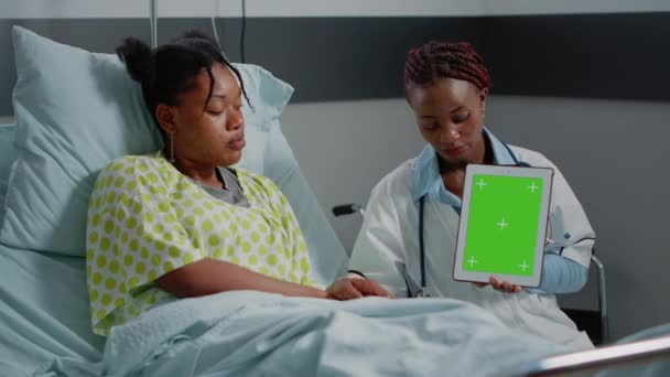 Medical specialist vertically holding green screen on tablet — Stock Video