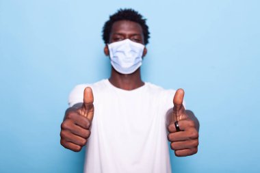 Afro-Amerikalı adam elleriyle işaret veriyor.