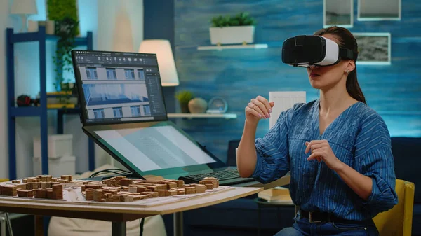 Woman architect using vr glasses for construction development — Stock Photo, Image