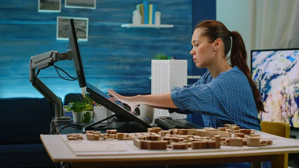 Arquiteto usando maquete para modelo de construção no escritório — Fotografia de Stock