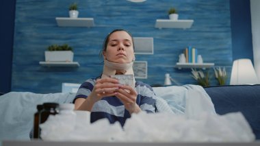 Kapsül tabletlerine bakarak boyun tasması takan kişiye yaklaş.