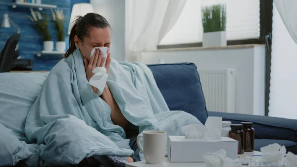Mujer enferma usando tejido para soplar secreción nasal teniendo frío —  Fotos de Stock