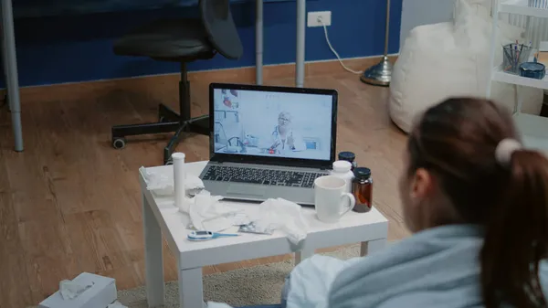 Gros plan d'un patient malade utilisant un appel vidéo pour la télémédecine — Photo