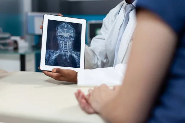 뼈 방사선 촬영 이 있는 태블릿을 들고 있는 아프리카 미국 방사선 전문의의 클로즈업 — 스톡 사진