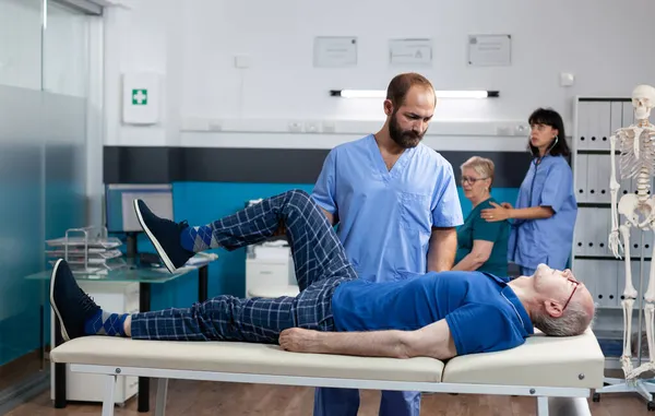 Homme avec lésion musculaire des jambes recevant un massage orthopédique — Photo