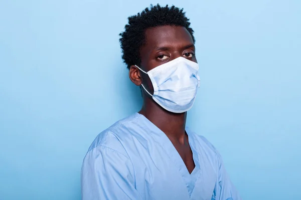 Ritratto di infermiera con maschera viso e uniforme blu — Foto Stock