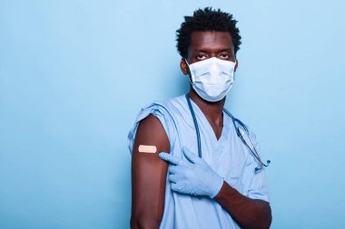 Aşıdan sonra tıbbi asistanın bandajı var.