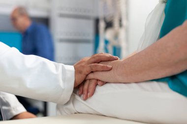 Fiziksel acı çeken emekli bir kadını destekleyen doktorlara yakın durun.