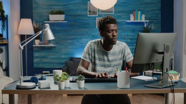 İş adamı çalışma alanında bilgisayarla evden çalışıyor