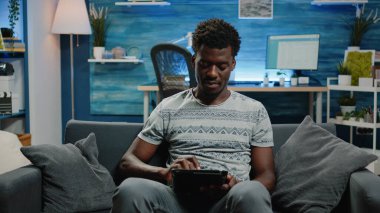 Çalışmak için dokunmatik ekranlı dijital tablet kullanan genç serbest yazar