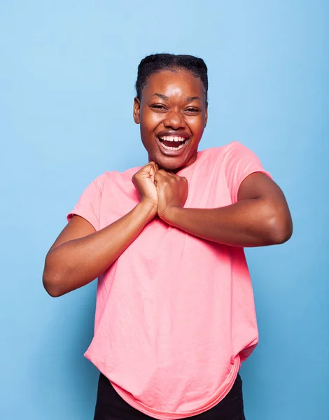 Портрет збудженої щасливої моделі афроамериканської молодої жінки, яка сміється на камеру — стокове фото