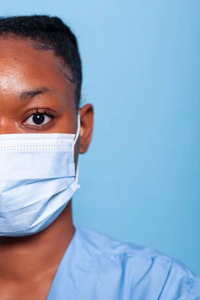 Close-up van Afrikaanse Amerikaanse specialist verpleegkundige met beschermende medische gezichtsmasker — Stockfoto