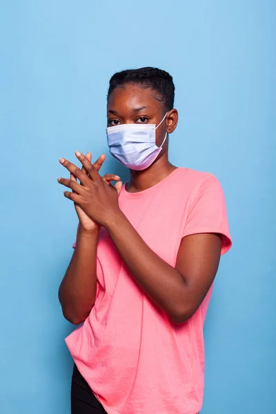 의료용 마스크를 착용하고 있는 아프리카 계 미국인 십 대 소년 — 스톡 사진