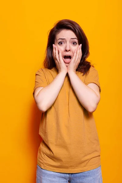 Portrait de femme horrifiée ayant les mains ouvertes sur le visage et la bouche — Photo