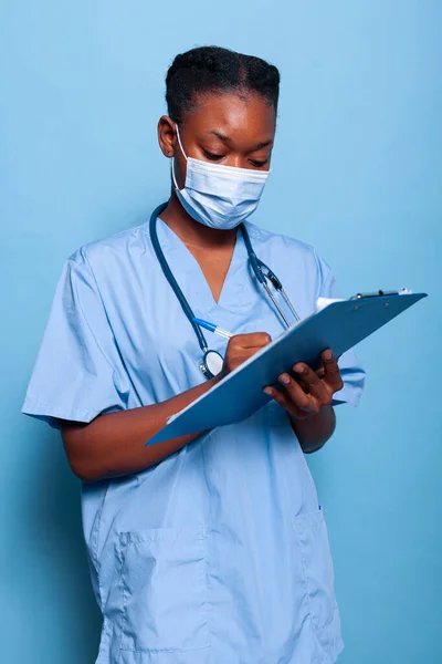 Afro-Amerikaanse arts assistent dragen bescherming medische masker — Stockfoto