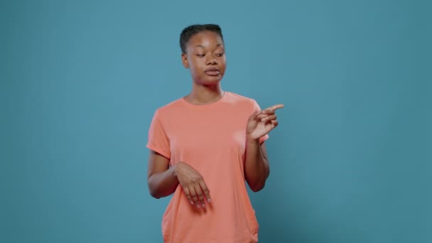 Mladý dospělý ukazuje levým a pravým směrem rukama — Stock video