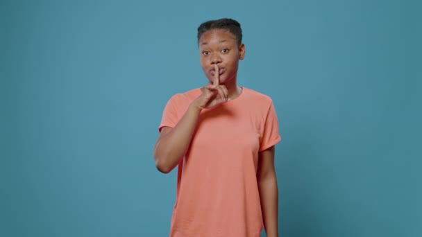 Ritratto di donna che fa un gesto di zittire con un dito sulla bocca — Video Stock