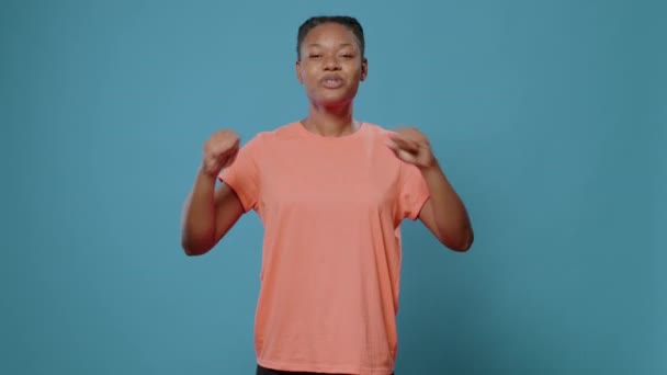 アフリカ系アメリカ人女性が拳を握りしめ応援する — ストック動画