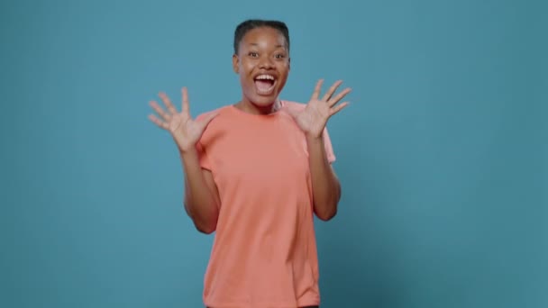Opgewonden vrouw met energie tonen overblijde expressie — Stockvideo