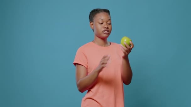 Pessoa segurando maçã verde e explicando nutrição vegetariana — Vídeo de Stock