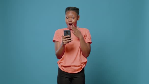 Kvinna läser nyheter på smartphone och blir chockad — Stockvideo