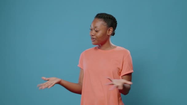 Femme afro-américaine expliquant l'idée et gesticulant — Video