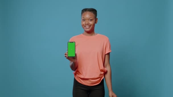 Persona moderna sosteniendo verticalmente la pantalla verde en el teléfono inteligente — Vídeo de stock