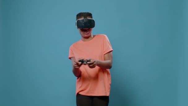 Oyun çubuğu ve video gözlükleriyle video oyunu oynayan genç kişi — Stok video