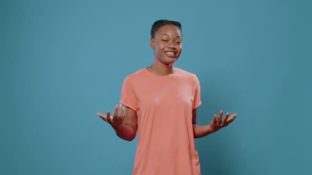 Африканская американка поет песни и жестикулирует руками — стоковое видео