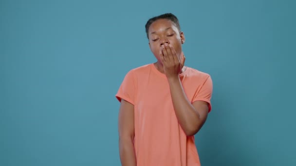 Utmattad kvinna som täcker öppen mun med handen medan gäspningar — Stockvideo