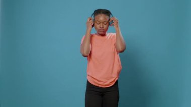 Kulaklıklı neşeli kadın eğleniyor ve dans ediyor.