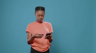 Kredi kartından alışverişe bilgi yazan kadın