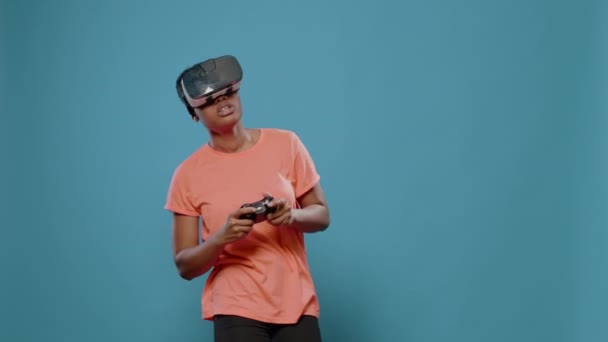 Femme moderne utilisant des lunettes vr et contrôleur pour jouer à des jeux vidéo — Video