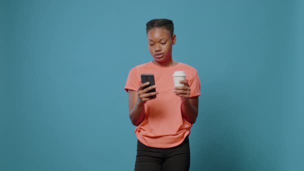 Mujer afroamericana usando smartphone con pantalla táctil — Vídeo de stock