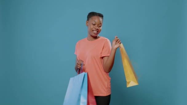 Wanita ceria menari dan memegang tas belanja — Stok Video