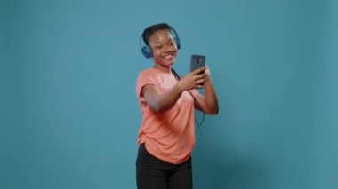 Modern kadın dans hareketleri ve şarkılar kaydediyor.